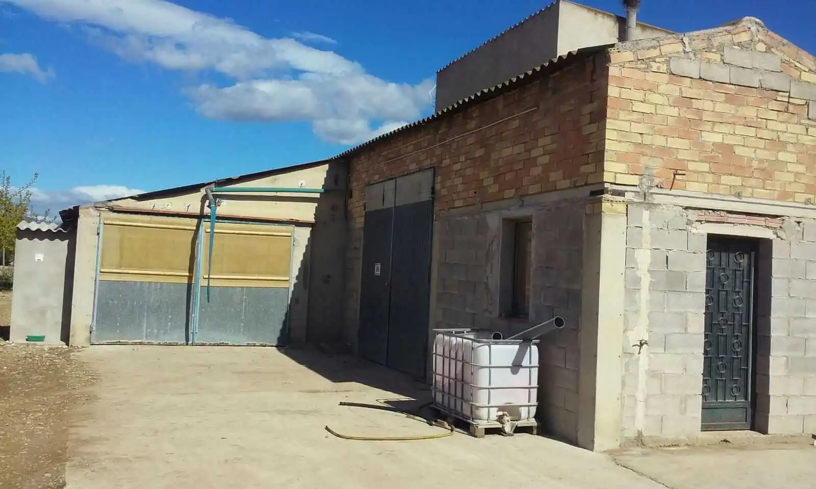 Vista exterior de Nave industrial en venta en Traiguera