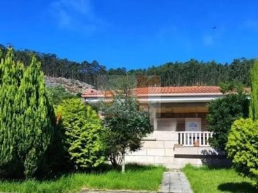 Chalet con piscina en venta en O Hío