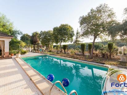 Swimming pool of House or chalet for sale in Almodóvar del Río  with Air Conditioner, Private garden and Terrace