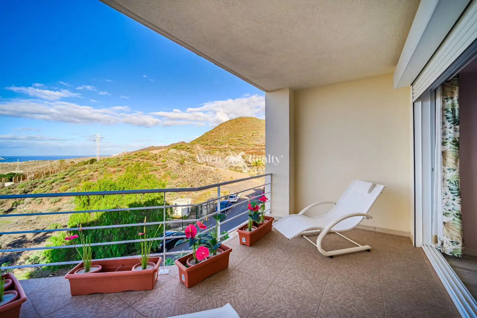 Terrasse von Einfamilien-Reihenhaus zum Verkauf in Arona mit Klimaanlage, Terrasse und Abstellraum