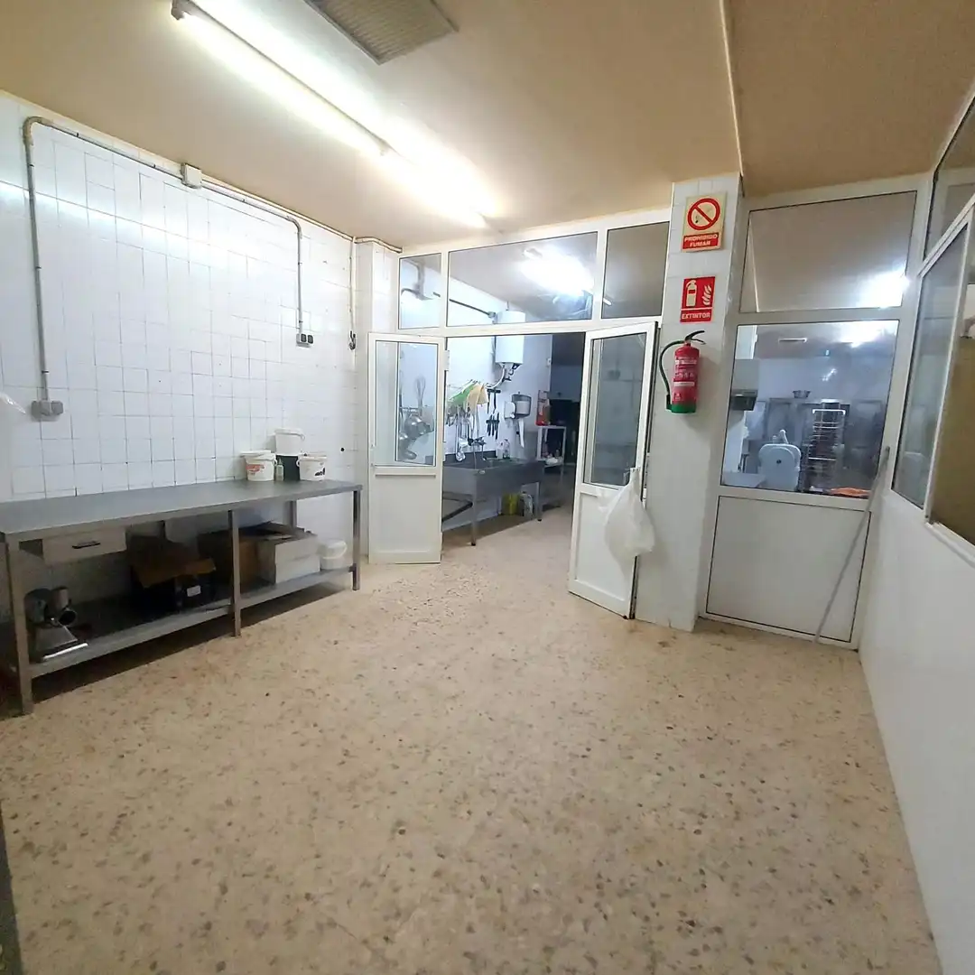 Cocina de Local en venta en Sevilla con Aire acondicionado