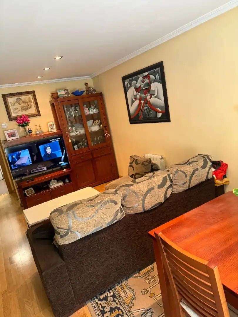 Sala d'estar de Casa adosada en venda en Gijón  amb Calefacció, Parquet i Moblat