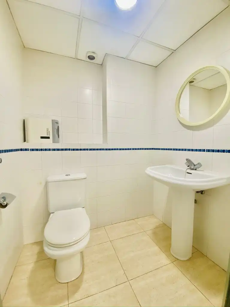 Badezimmer von Büro zum Verkauf in Girona mit Klimaanlage und Heizung