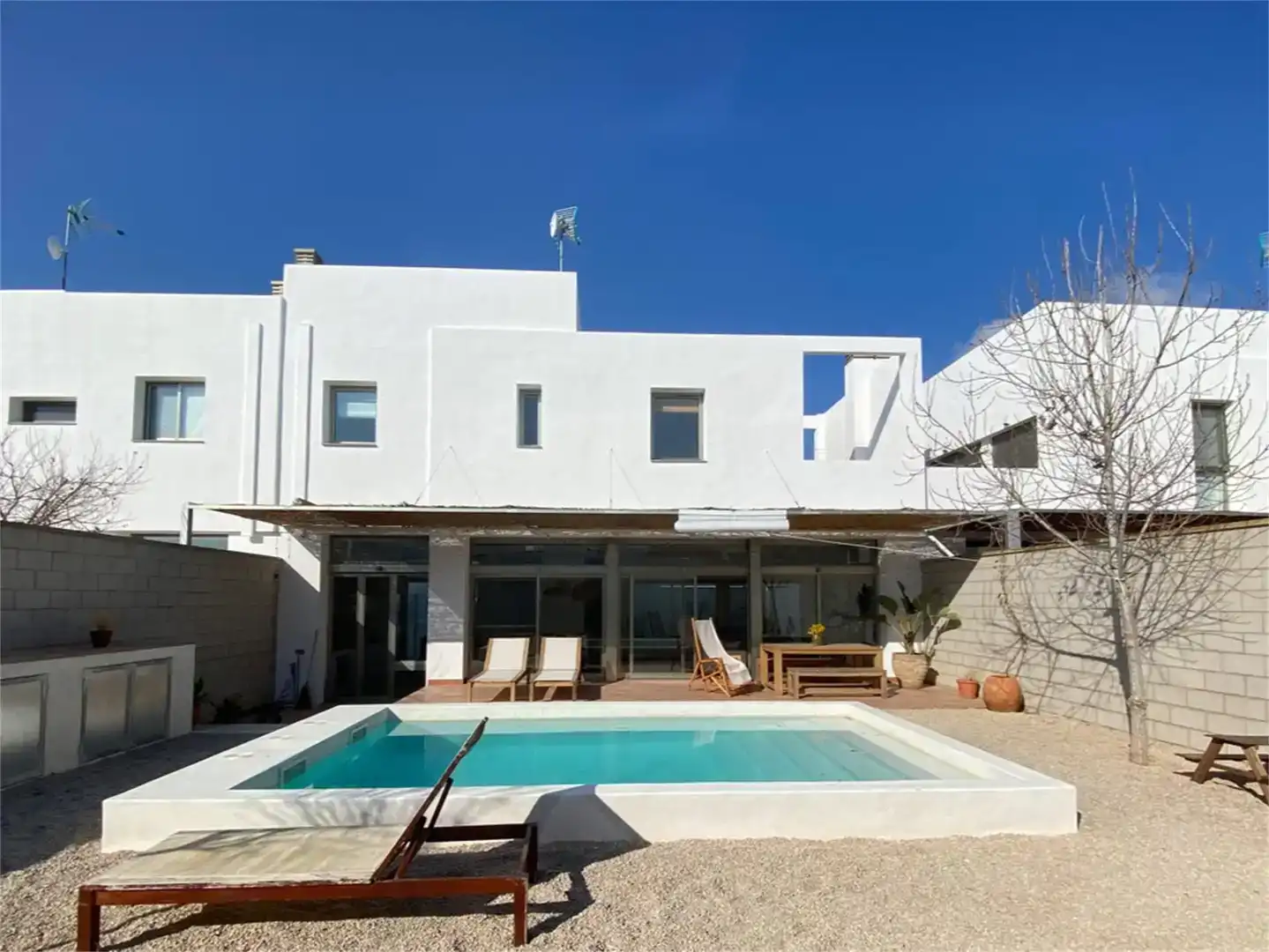 Vista exterior de Casa adosada en venda en Amposta amb Aire condicionat, Jardí privat i Parquet