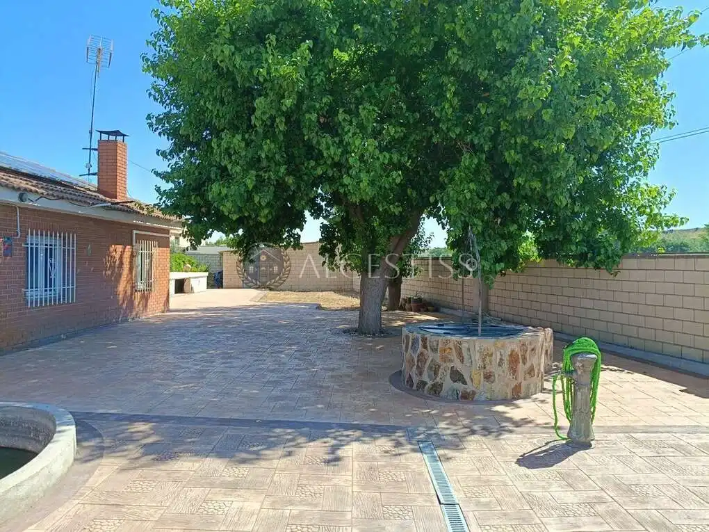 Vista exterior de Casa o xalet en venda en El Viso de San Juan amb Aire condicionat, Calefacció i Jardí privat