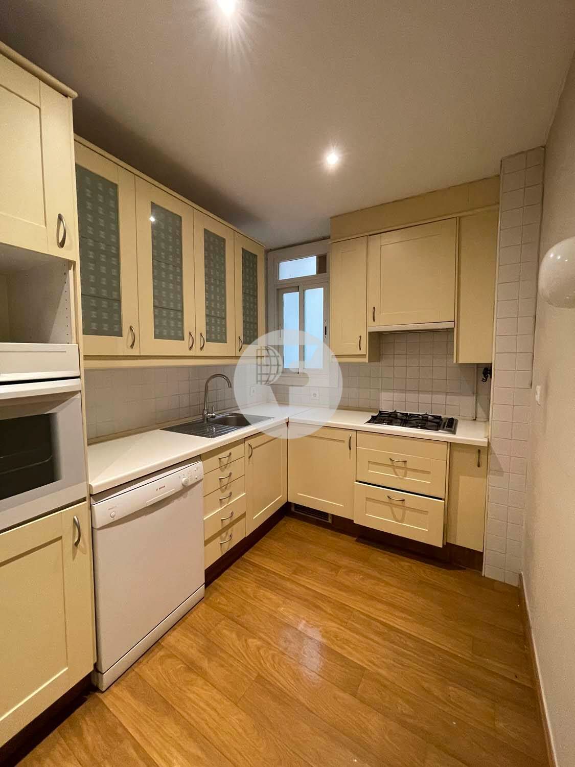 Cuina de Pis de lloguer en Badalona amb Aire condicionat i Calefacció