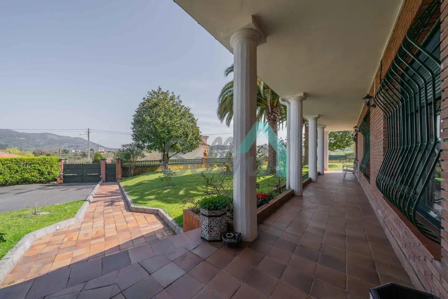 Vista exterior de Casa o xalet en venda en Oviedo  amb Calefacció, Jardí privat i Parquet
