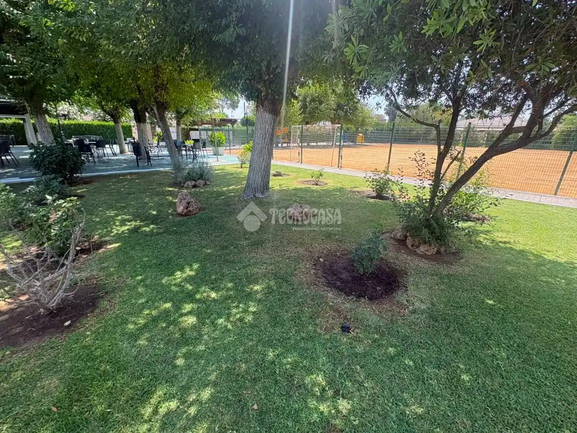 Jardí de Casa o xalet en venda en Espartinas amb Aire condicionat, Piscina i Piscina comunitària