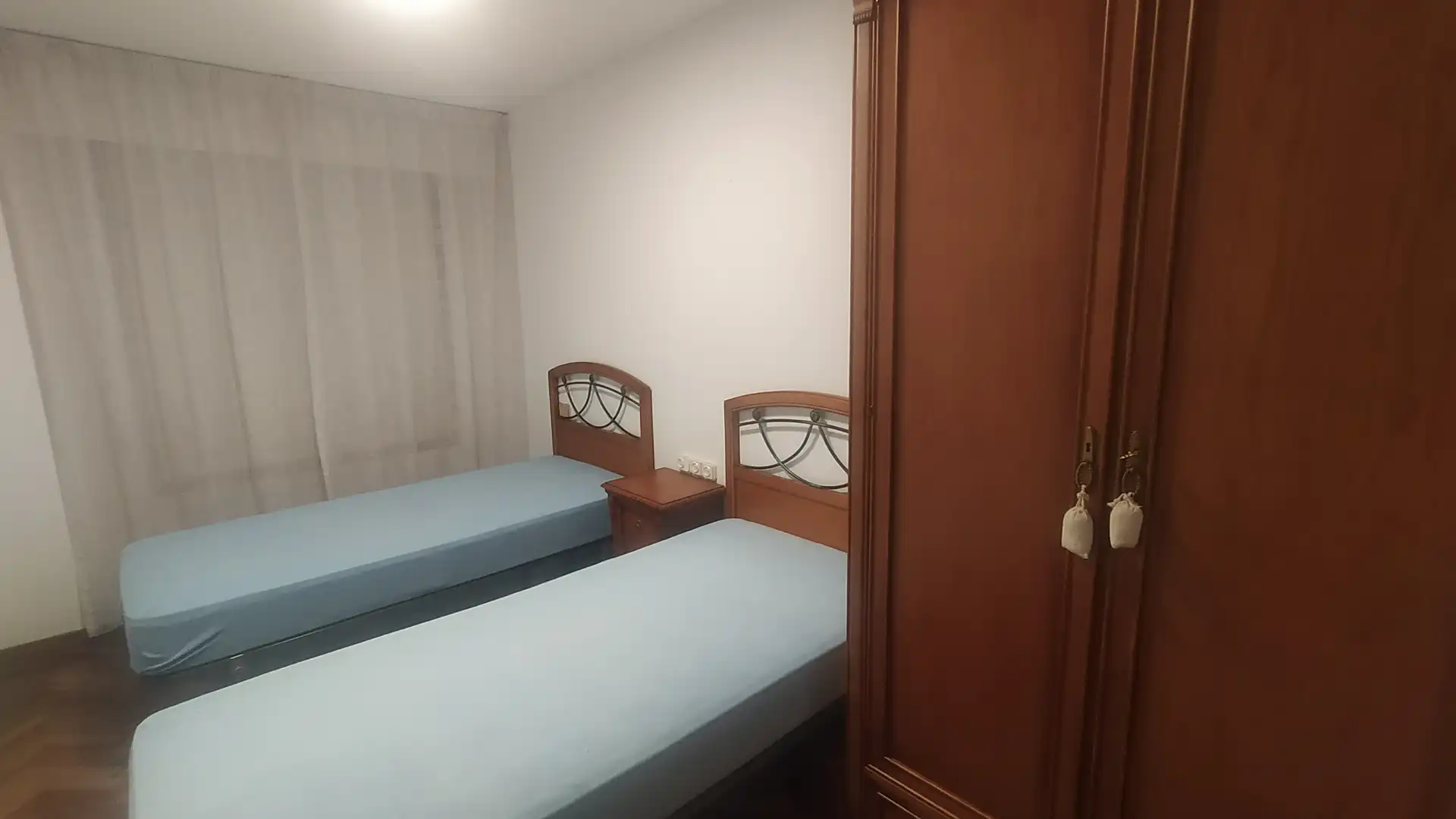 Dormitori de Pis de lloguer en A Coruña Capital  amb Parquet, Moblat i Forn