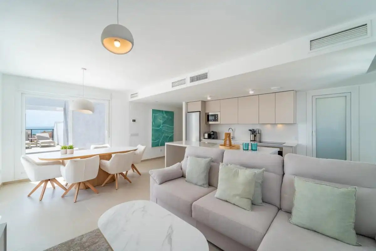 Wohnzimmer von Wohnung zum Verkauf in Manilva mit Klimaanlage, Heizung und Privatgarten