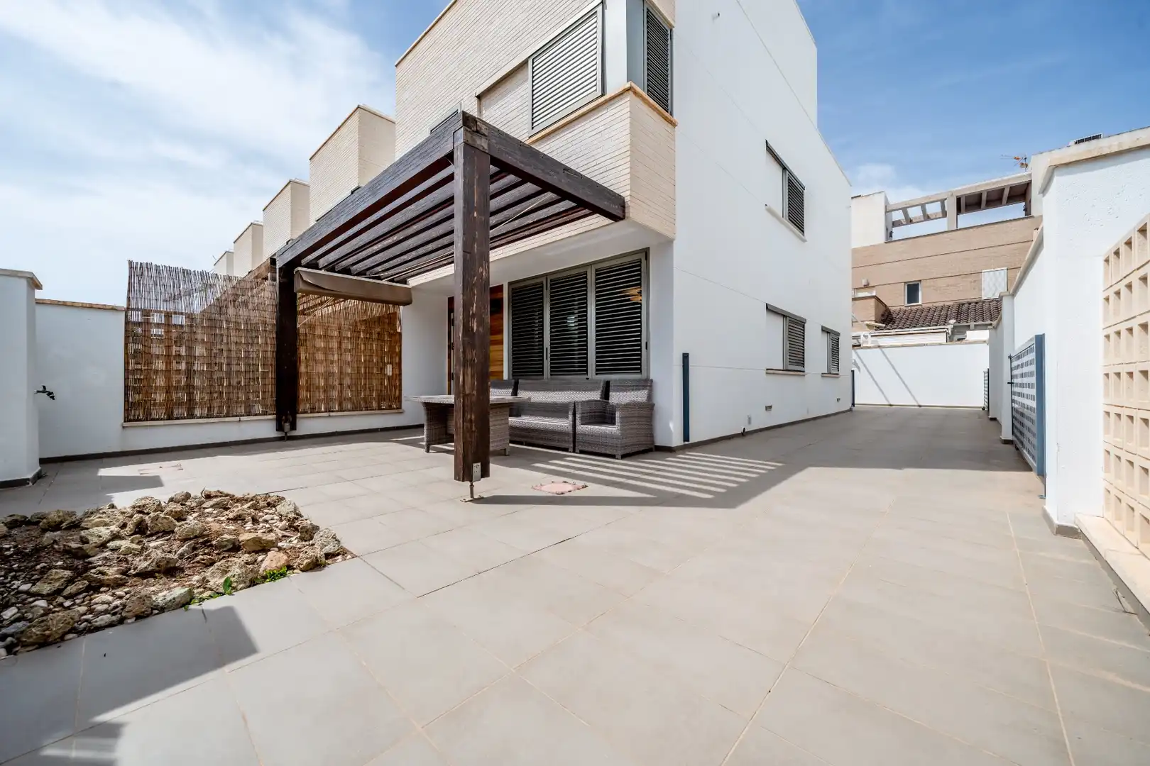 Terrasse von Einfamilien-Reihenhaus zum Verkauf in Pilar de la Horadada mit Klimaanlage