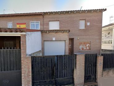 Casa aparellada en venda a C/ Canalejas