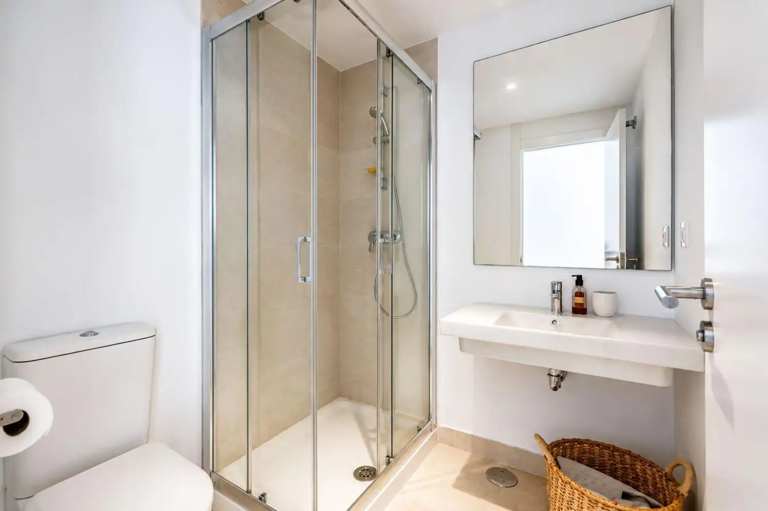 Badezimmer von Wohnungen zur Miete in Sotogrande mit Klimaanlage, Heizung und Terrasse