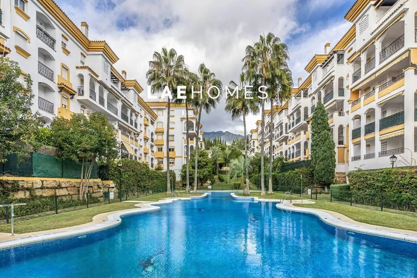 Vista exterior de Àtic de lloguer en Marbella amb Aire condicionat, Calefacció i Jardí privat
