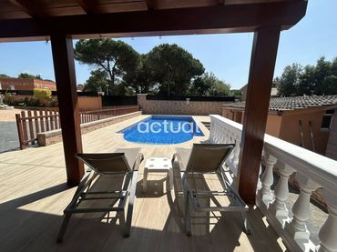 Casa amb piscina en venda a Calle lluna