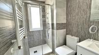 Bathroom of Flat for sale in  Madrid Capital  with Air Conditioner and Terrace