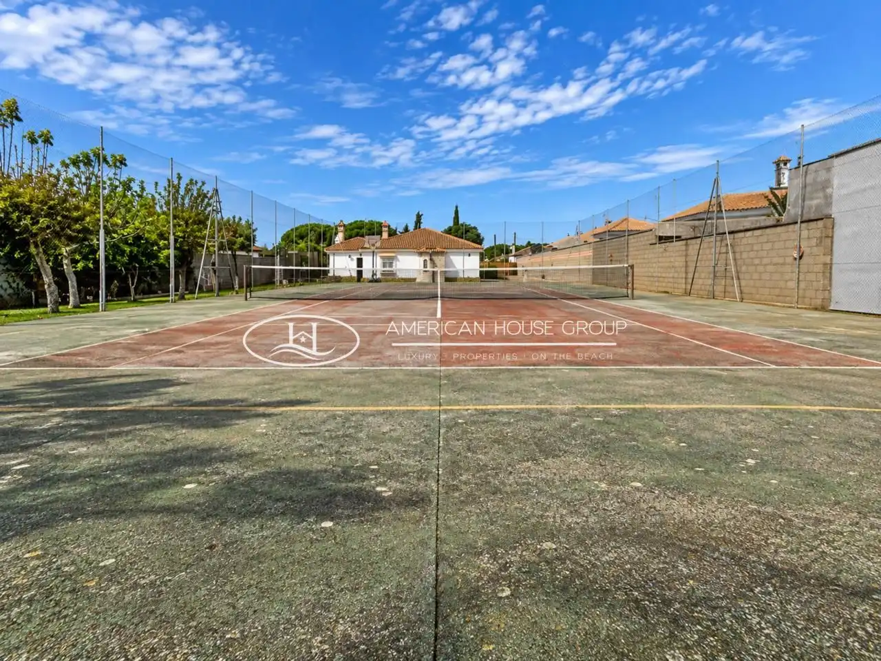 Vista exterior de Casa o xalet en venda en Chiclana de la Frontera amb Aire condicionat, Jardí privat i Traster