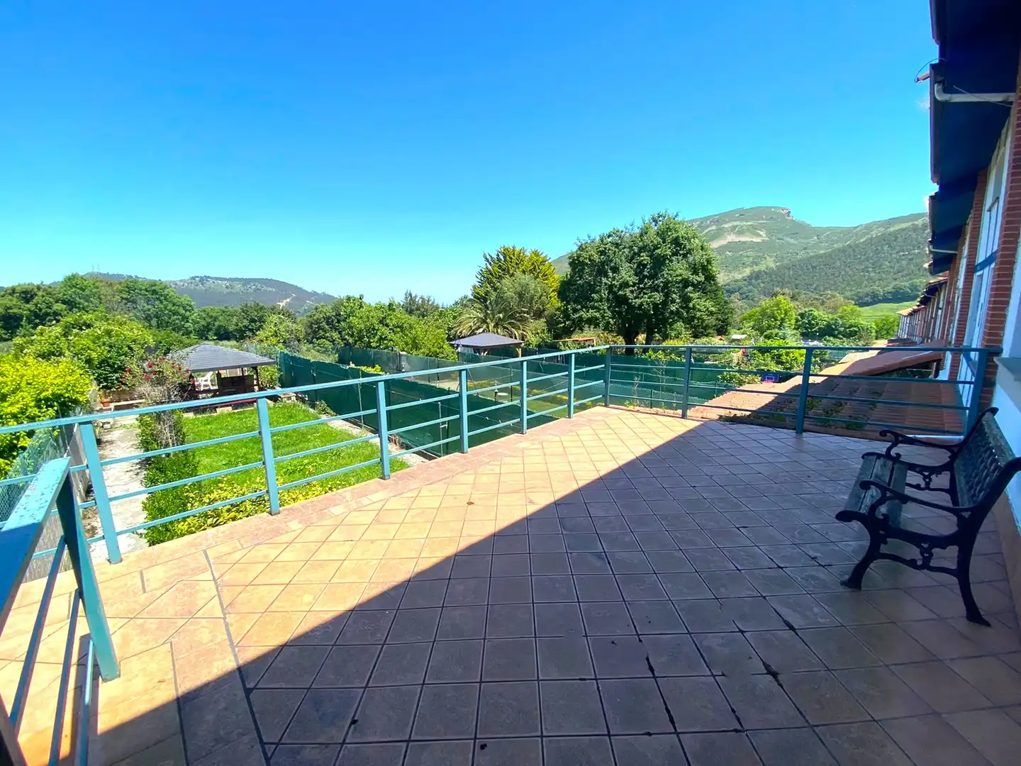 Terrasse von Einfamilien-Reihenhaus zum Verkauf in Castro-Urdiales mit Heizung, Privatgarten und Parkett