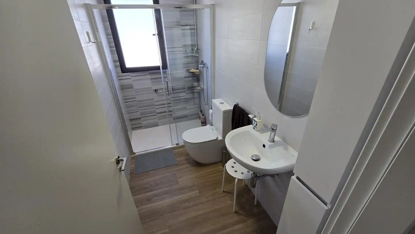 Baño de Apartamento de alquiler en Gandia con Aire acondicionado, Calefacción y Piscina comunitaria