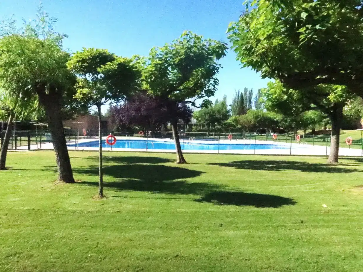 Piscina de Pis en venda en Pozuelo de Alarcón amb Aire condicionat