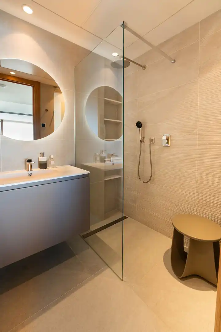 Badezimmer von Wohnung zum Verkauf in Benahavís mit Terrasse, Abstellraum und Möbliert