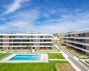 Vista exterior de Àtic en venda en La Moraleja amb Aire condicionat, Terrassa i Piscina