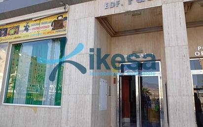 Vista exterior de Pis en venda en Roquetas de Mar amb Terrassa i Piscina comunitària