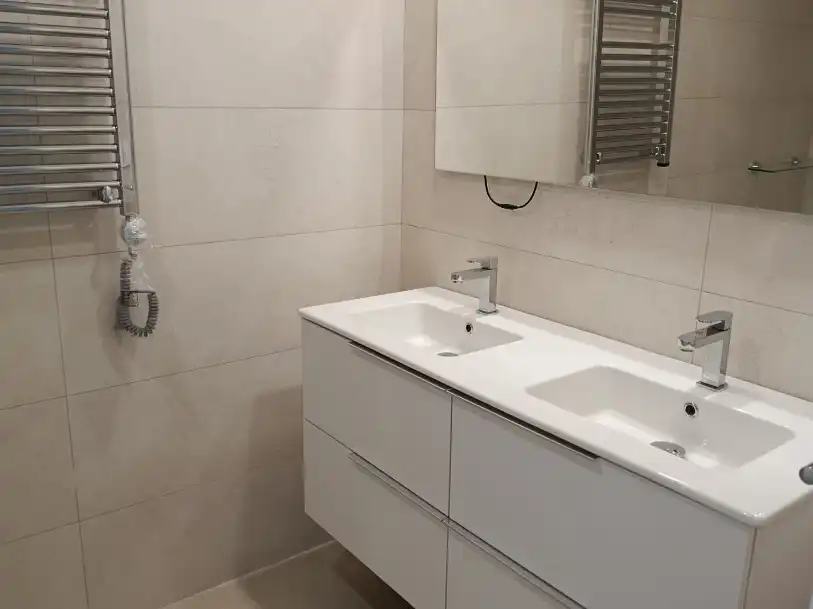 Badezimmer von Erdgeschoss zur Miete in Torremolinos mit Klimaanlage, Terrasse und Balkon