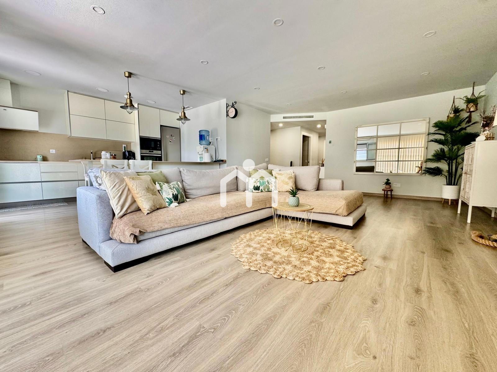 Living room of Flat for sale in Badalona  with Air Conditioner, Heating and Parquet flooring