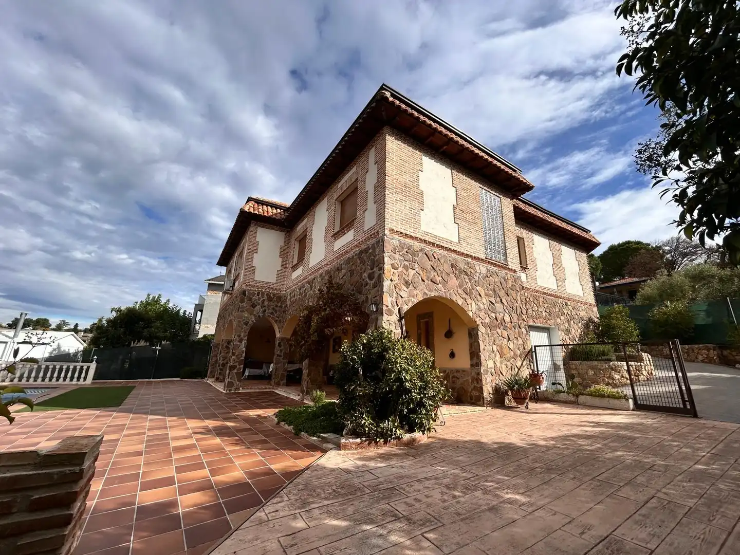 Vista exterior de Casa o xalet en venda en Santa Cruz del Retamar amb Aire condicionat, Calefacció i Jardí privat