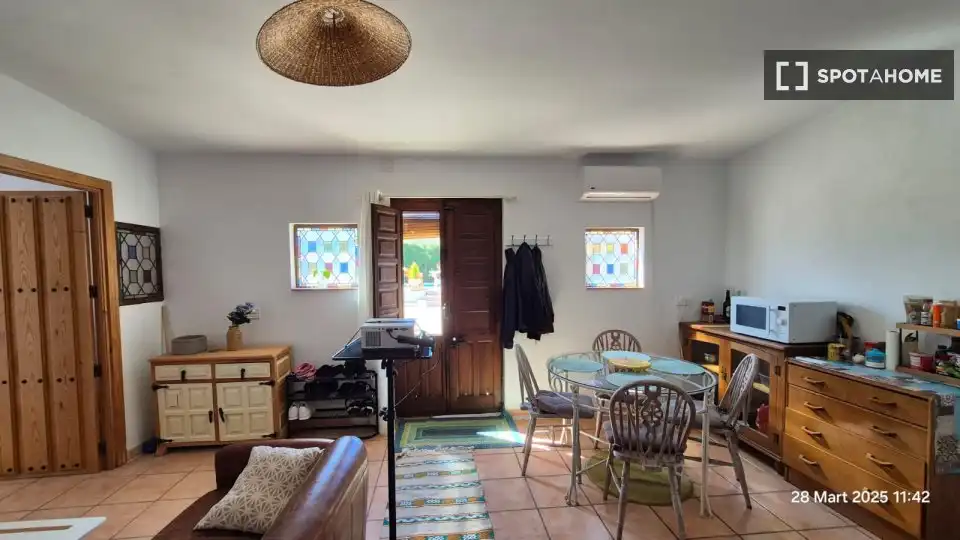 Sala de estar de Apartamento para compartir en Villanueva del Trabuco con Aire acondicionado, Terraza y Amueblado