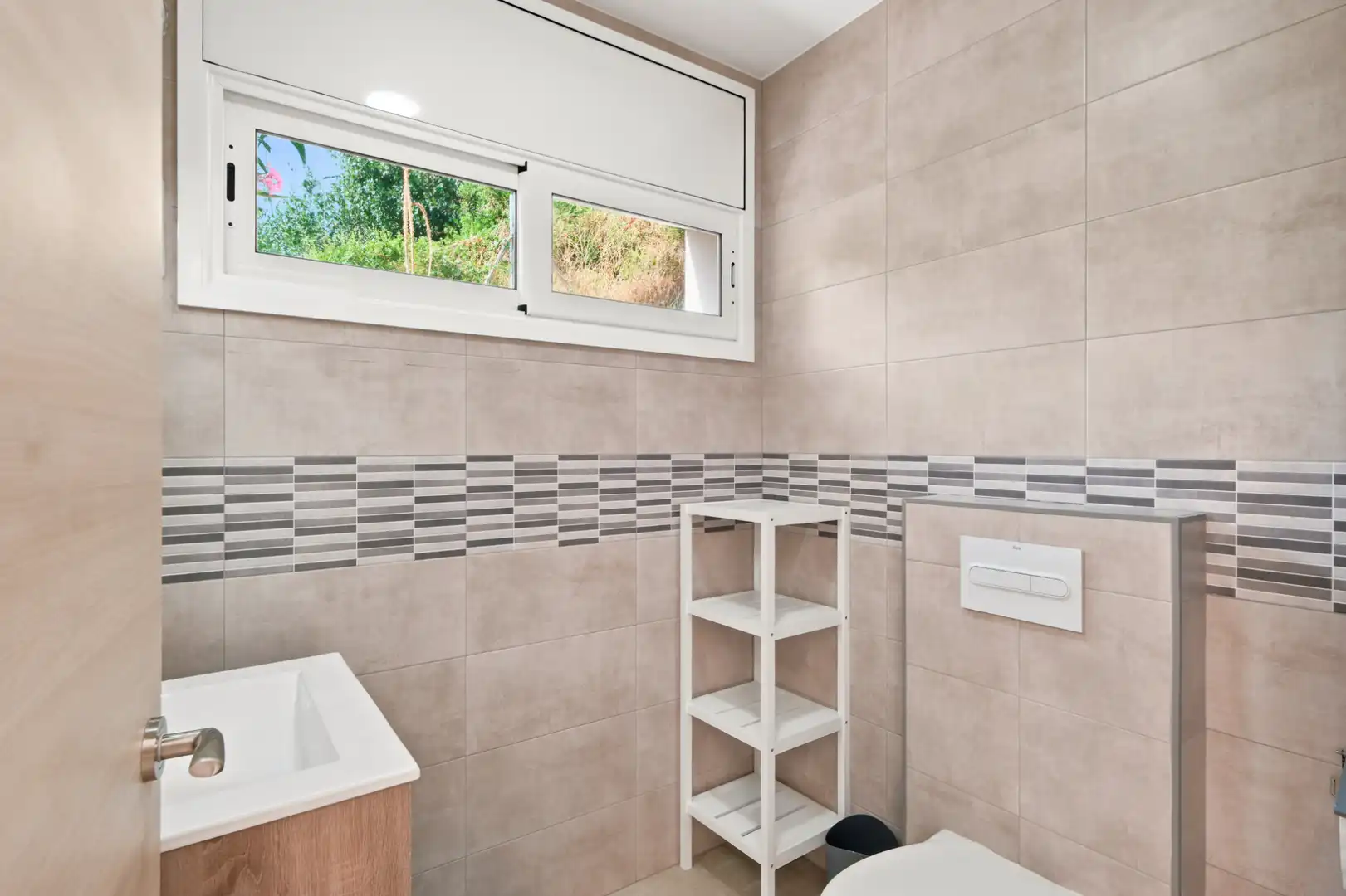 Badezimmer von Einfamilien-Reihenhaus zum Verkauf in Santa Susanna mit Klimaanlage, Privatgarten und Terrasse