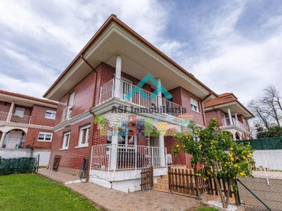 Vista exterior de Casa o xalet en venda en El Astillero   amb Calefacció, Jardí privat i Terrassa