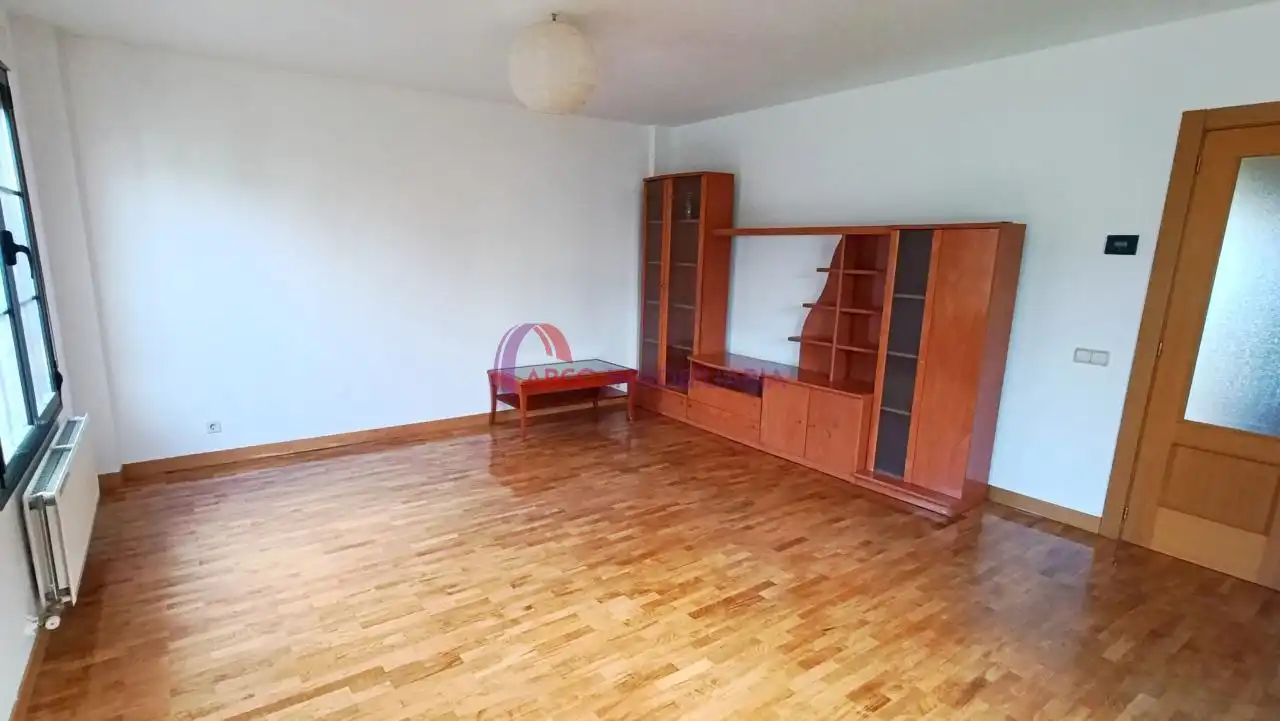 Wohnzimmer von Einfamilien-Reihenhaus zum Verkauf in Cardeñadijo mit Heizung, Privatgarten und Terrasse