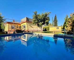 Vista exterior de Casa o xalet en venda en Carmona amb Aire condicionat, Jardí privat i Terrassa