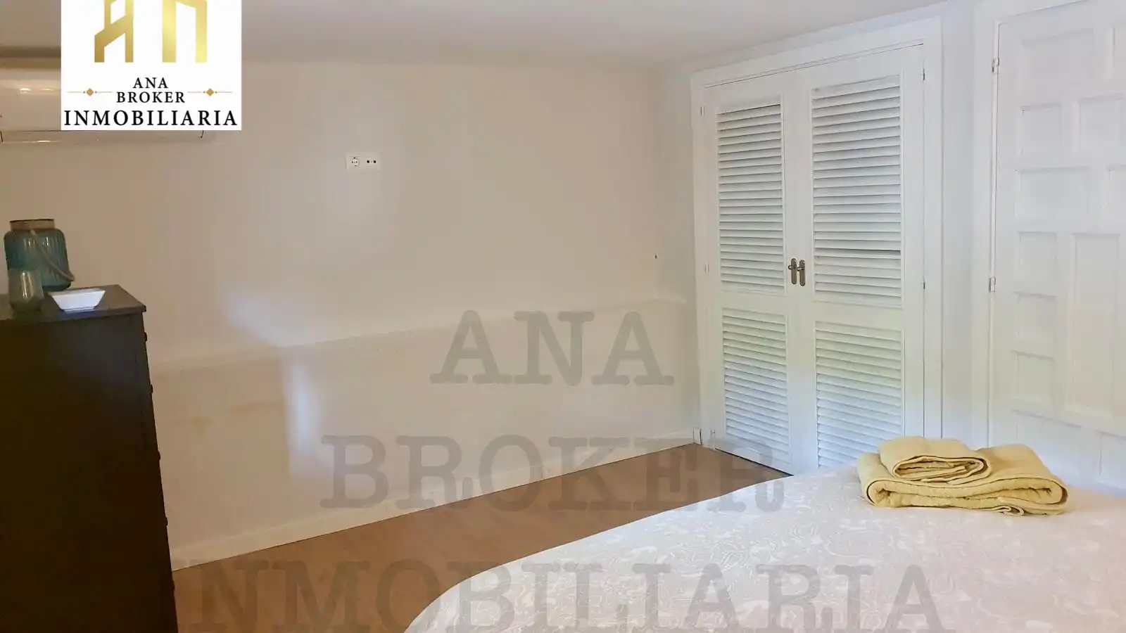 Dormitori de Apartament en venda en Ronda amb Moblat