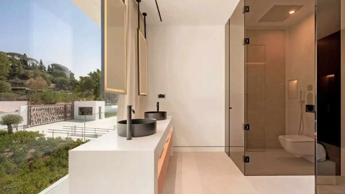 Badezimmer von Haus oder Chalet zum Verkauf in Marbella mit Klimaanlage, Privatgarten und Terrasse