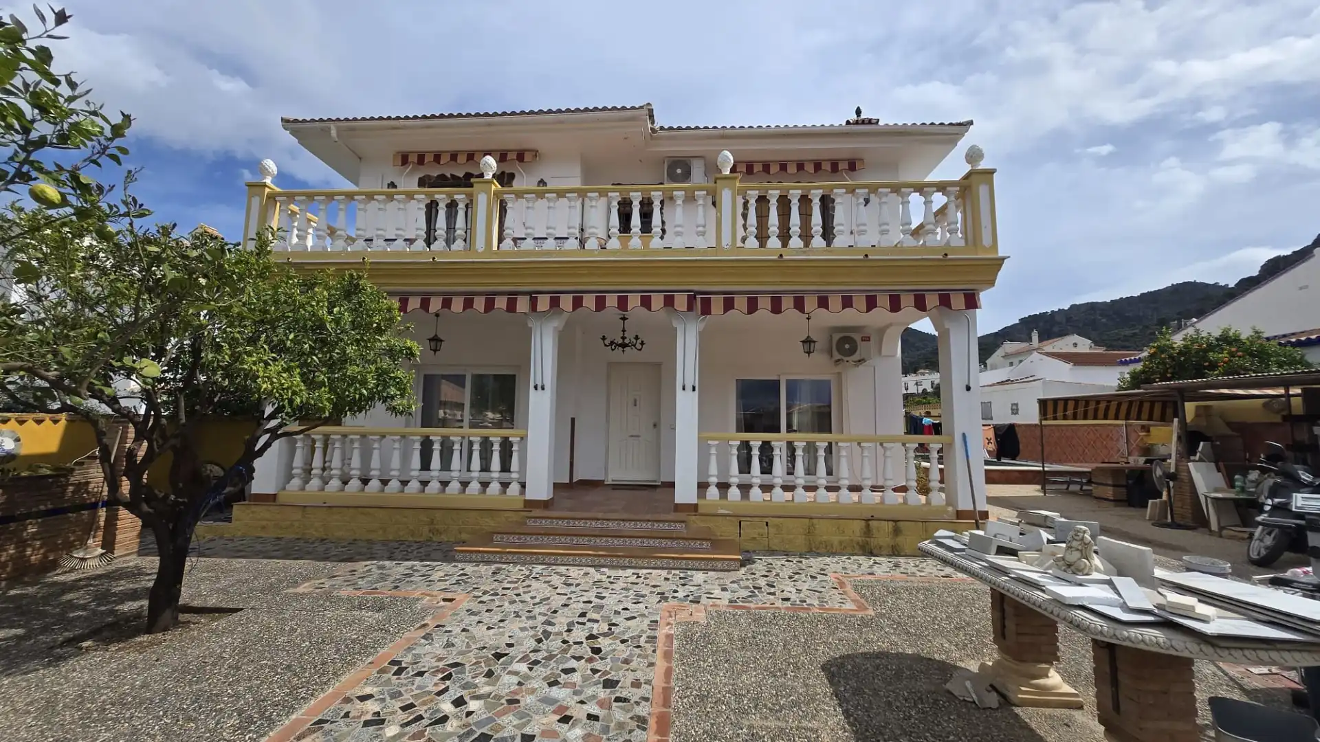 Vista exterior de Casa o xalet en venda en Alhaurín de la Torre amb Aire condicionat, Jardí privat i Terrassa