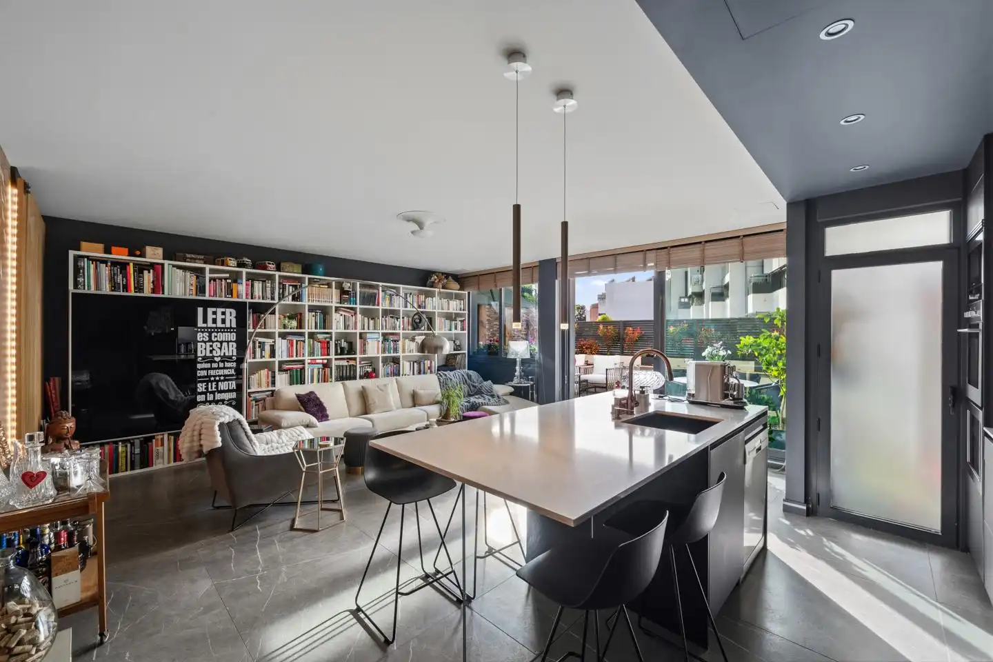 Wohnzimmer von Erdgeschoss zum Verkauf in Madrid mit Klimaanlage, Privatgarten und Terrasse