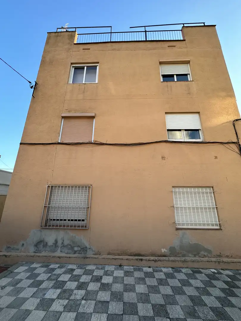 Vista exterior de Pis en venda en Santa Coloma de Gramenet amb Terrassa i Balcó