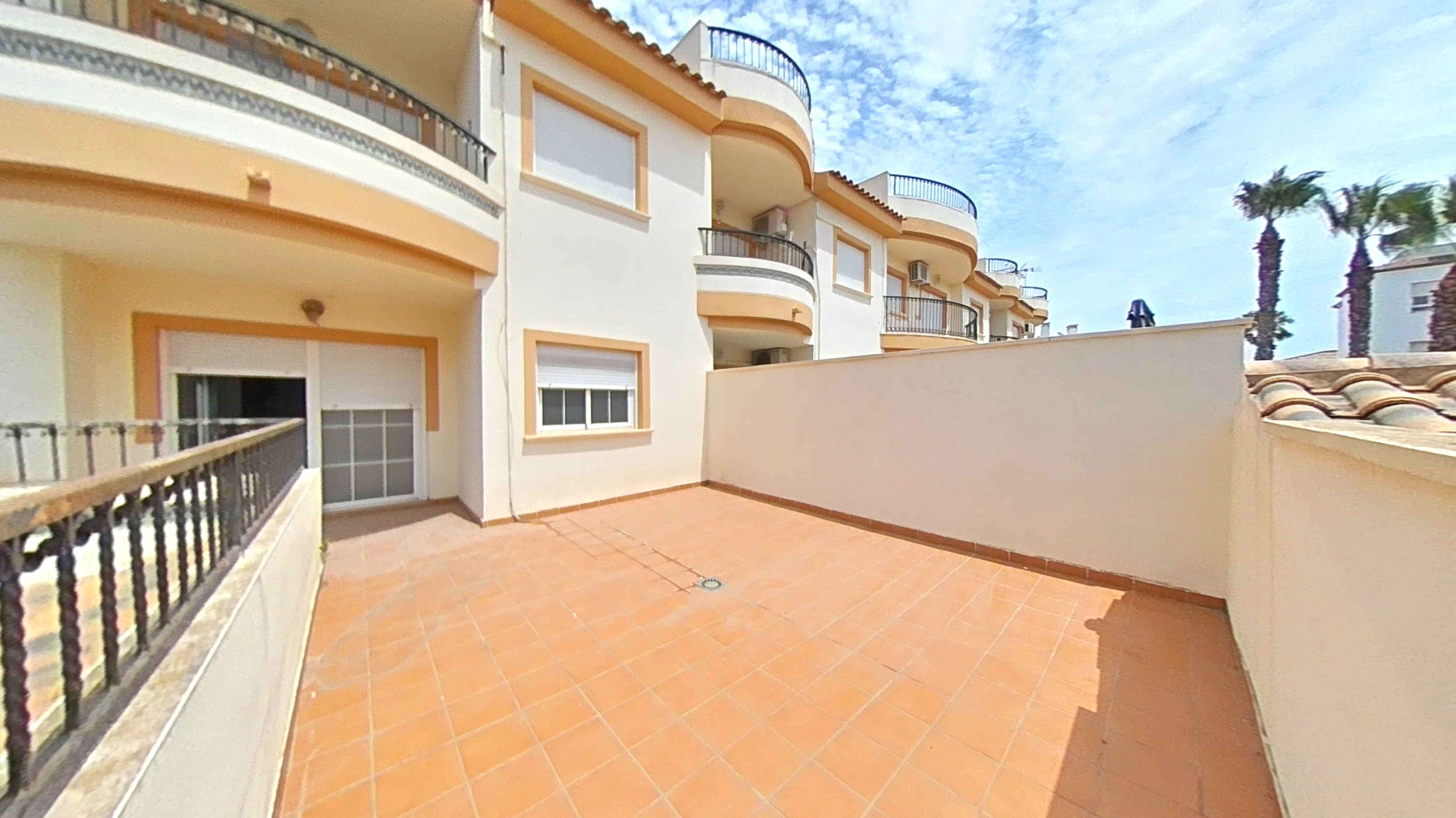 Vista exterior de Apartament en venda en Orihuela amb Balcó i Piscina comunitària