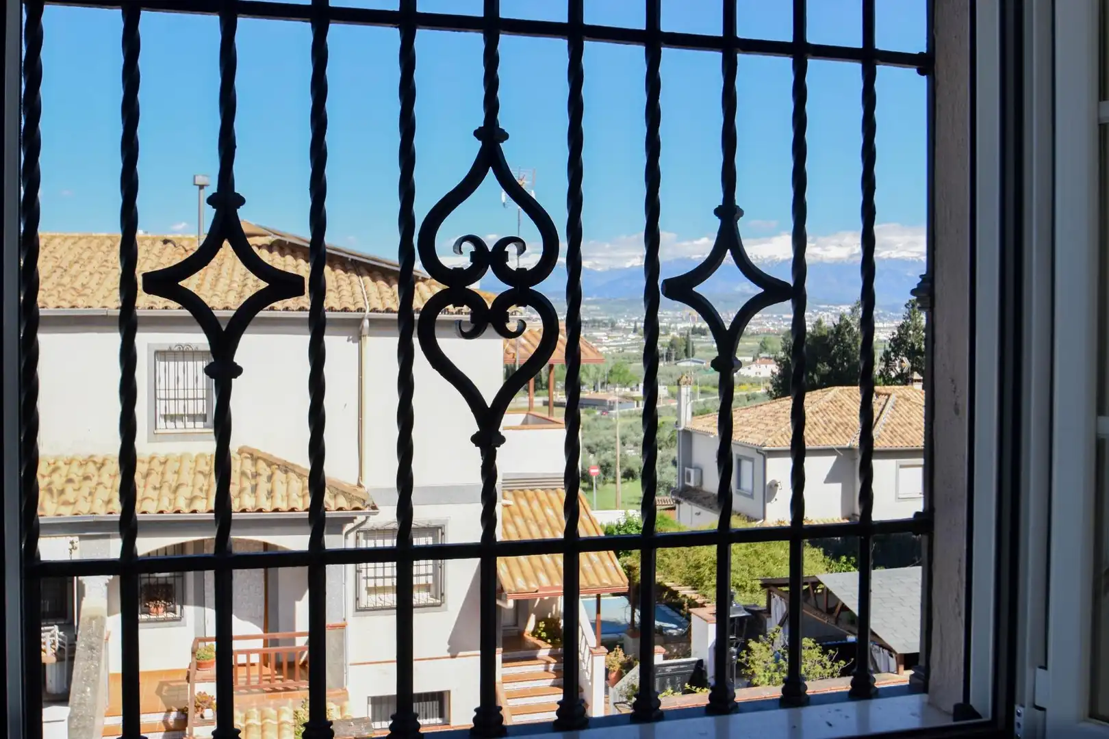 Vista exterior de Casa o xalet en venda en Albolote amb Calefacció, Traster i Piscina