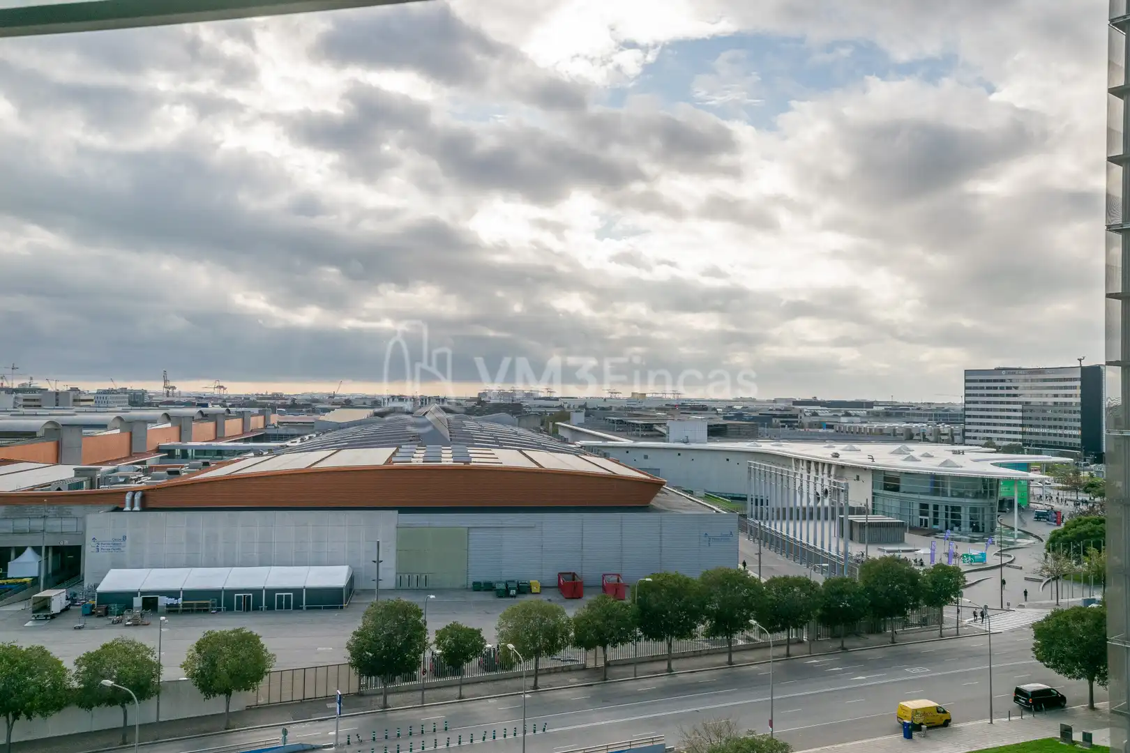 Vista exterior de Oficina en venda en L'Hospitalet de Llobregat amb Aire condicionat, Calefacció i Traster