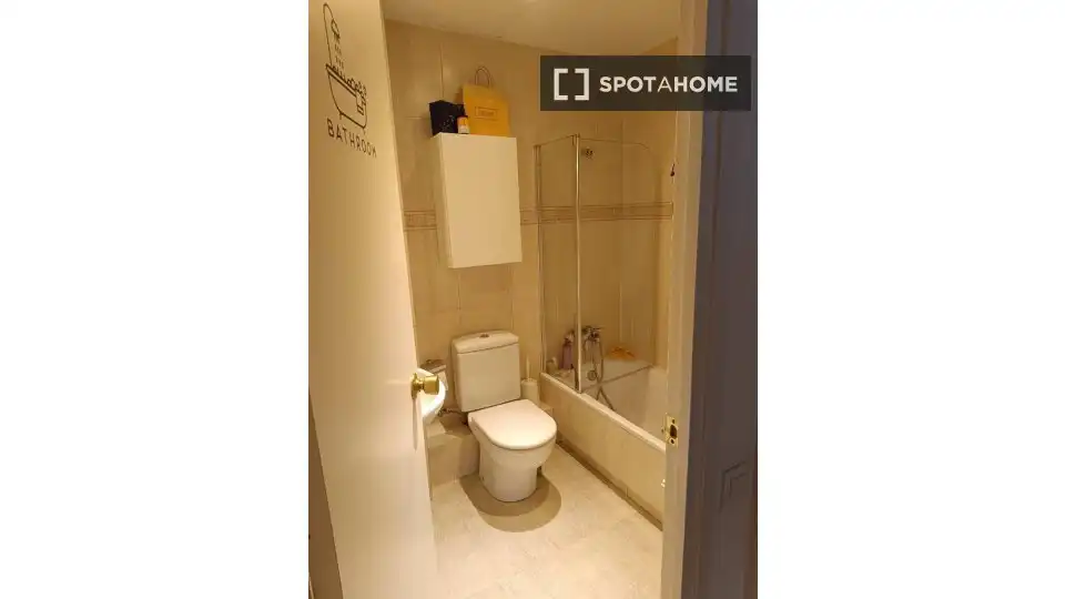 Baño de Piso de alquiler en Barcelona con Aire acondicionado, Calefacción y Amueblado