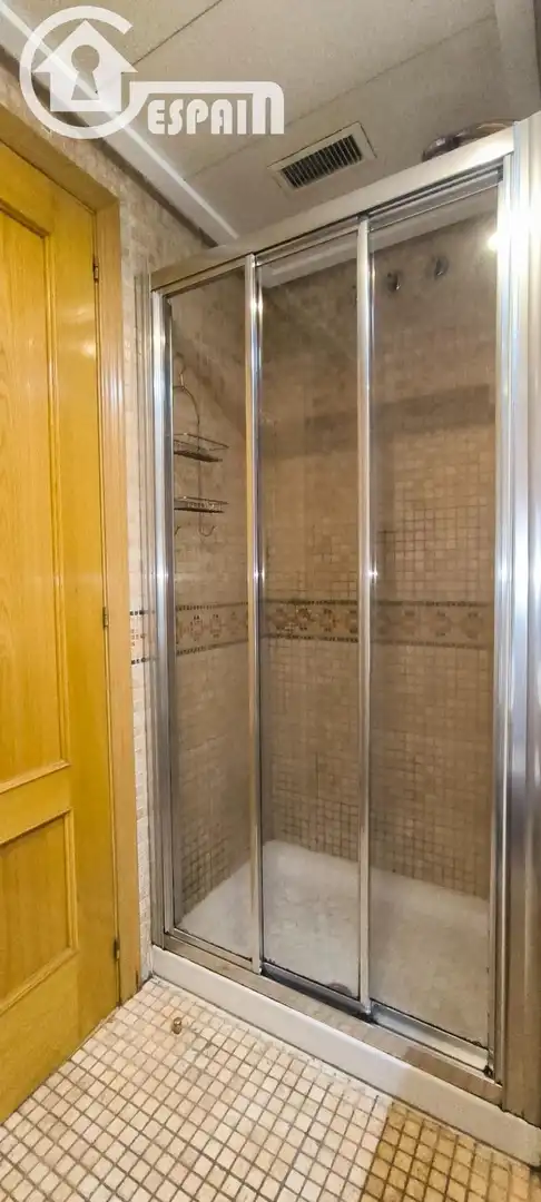 Bathroom of Flat for sale in Madrid  with Air Conditioner, Heating and Private garden