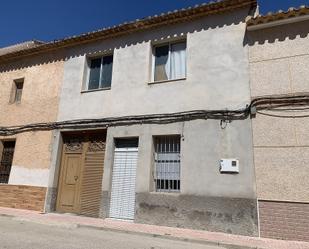 Vista exterior de Casa adosada en venda en Caudete amb Aire condicionat, Terrassa i Moblat