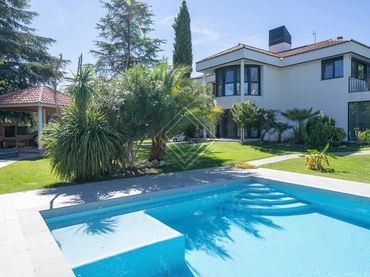 Xalet amb piscina en venda a Urbanización Este - Montepríncipe