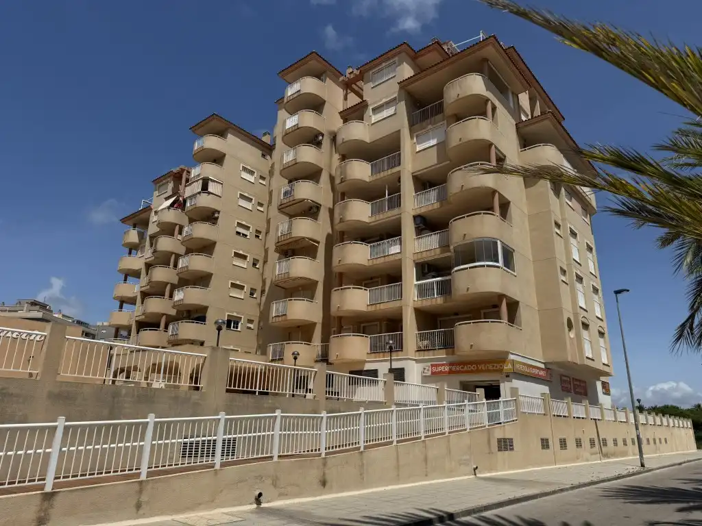 Vista exterior de Apartamento en venta en La Manga del Mar Menor con Piscina