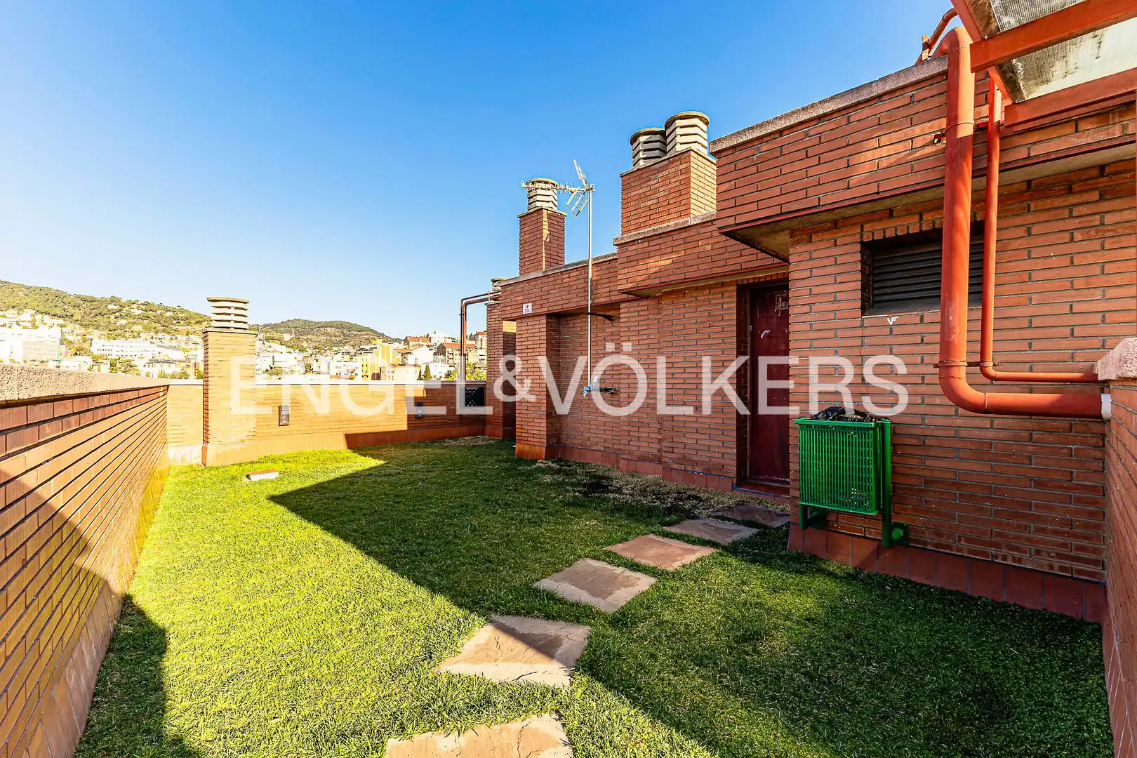 Vista exterior de Piso en venta en Barcelona con Calefacción, Piscina y Balcón