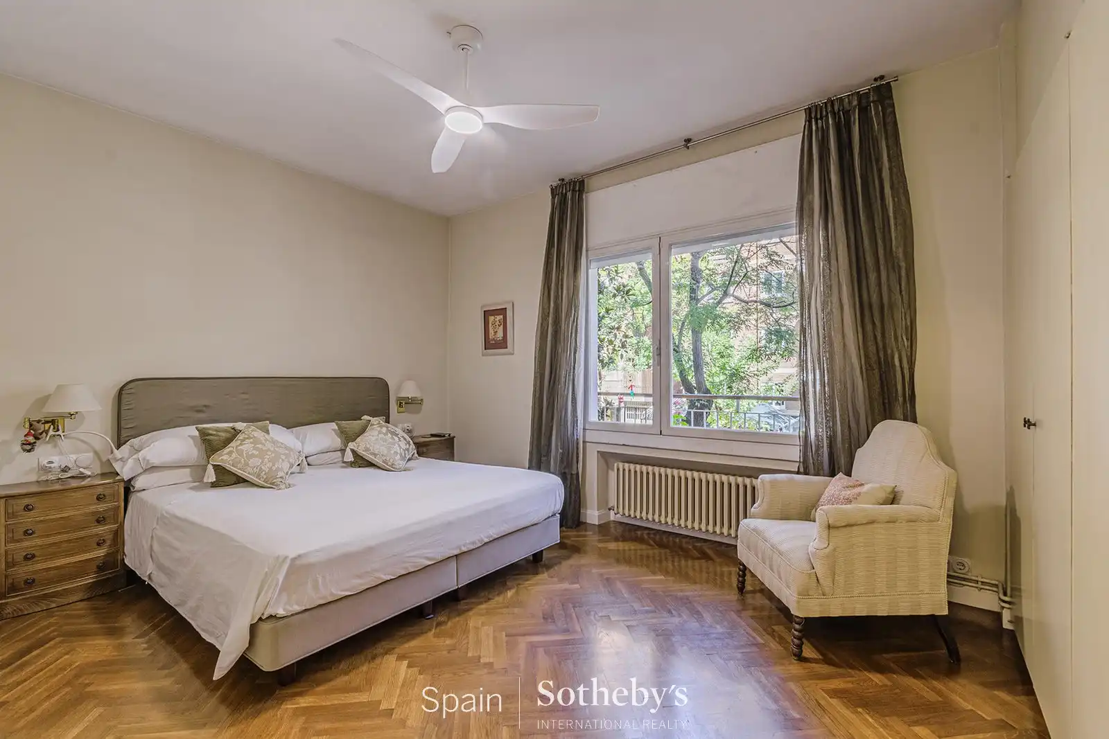 Dormitori de Apartament en venda en Barcelona amb Aire condicionat, Calefacció i Terrassa